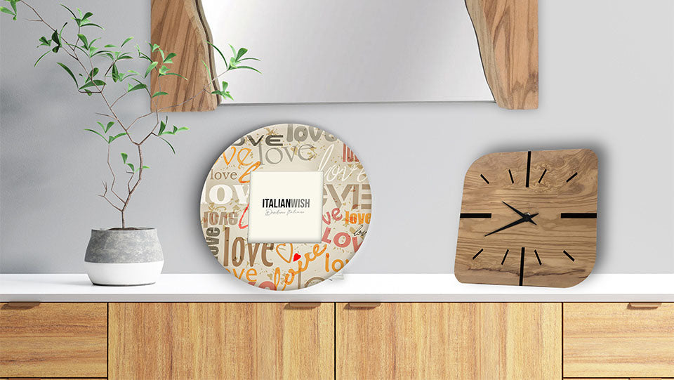 Portafoto particolare da appoggio in stile moderno con scritte love su consolle in legno chiaro e orologio da tavolo in legno di ulivo