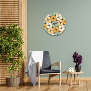 orologio rotondo da parete Diamanti collocato sopra una poltrona