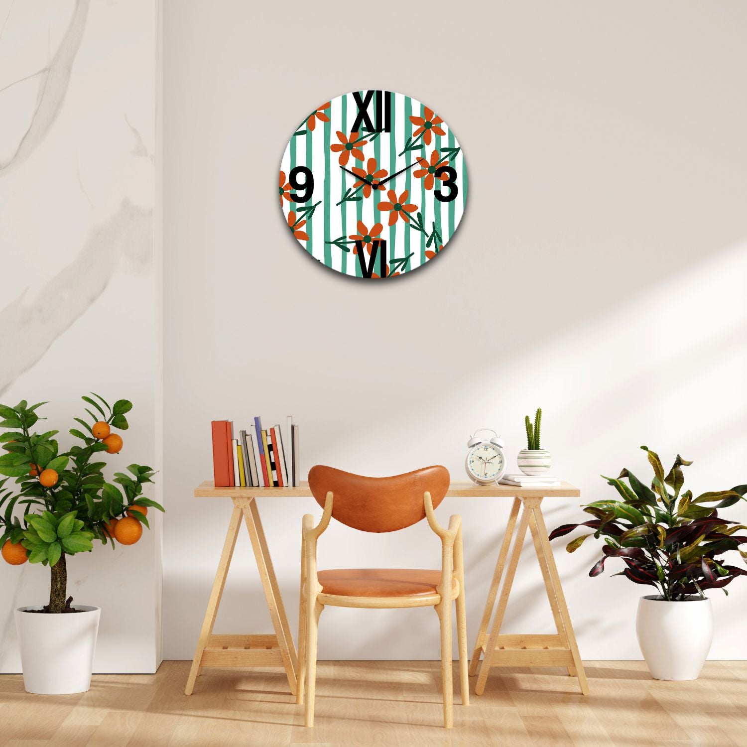 orologio rotondo da parete Floral Pop su scrivania 
