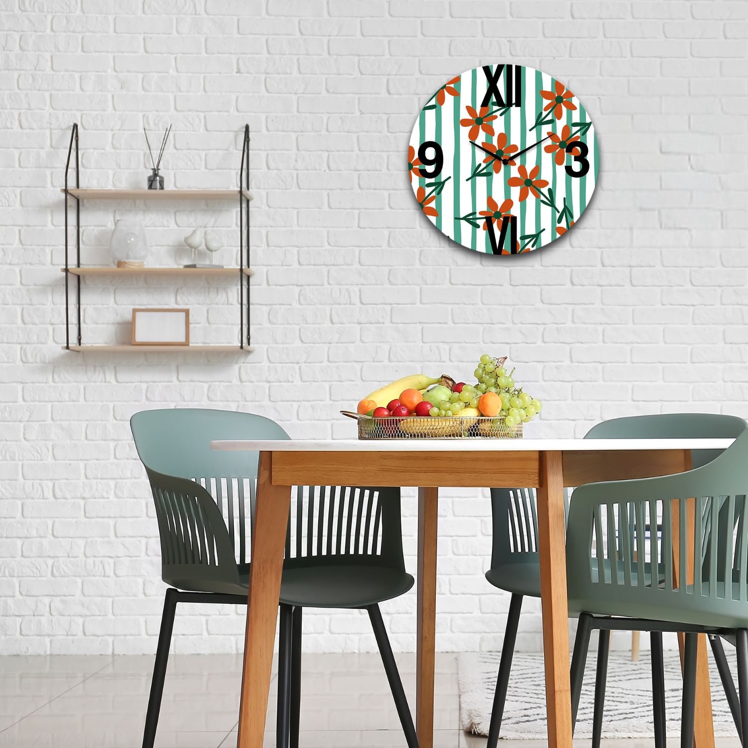 Orologio da parete rotondo floreale verde e arancio ambientato in una cucina