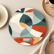 Bilancia digitale Minimalist in vetro con decoro geometrico su piano cucina con tazze e piatti