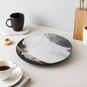 Bilancia digitale da cucina Black Wave in vetro su piano chiaro con tazze e accessori moderni