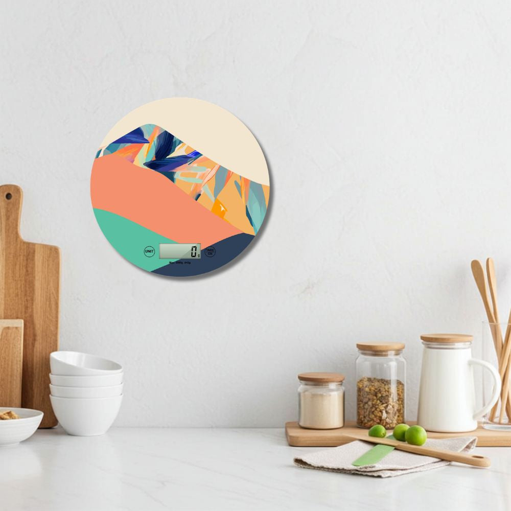 bilancia digitale con decoro floreale appesa al muro in una cucina moderna