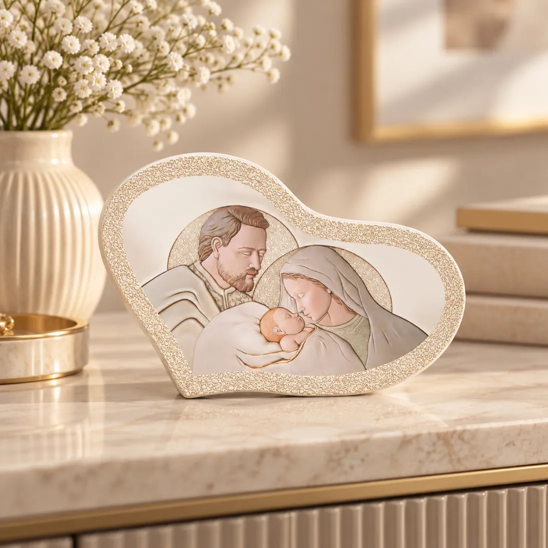 bomboniera sacra famiglia dai colori tenui e d eleganti ambientata su un comò in una stanza elegante 