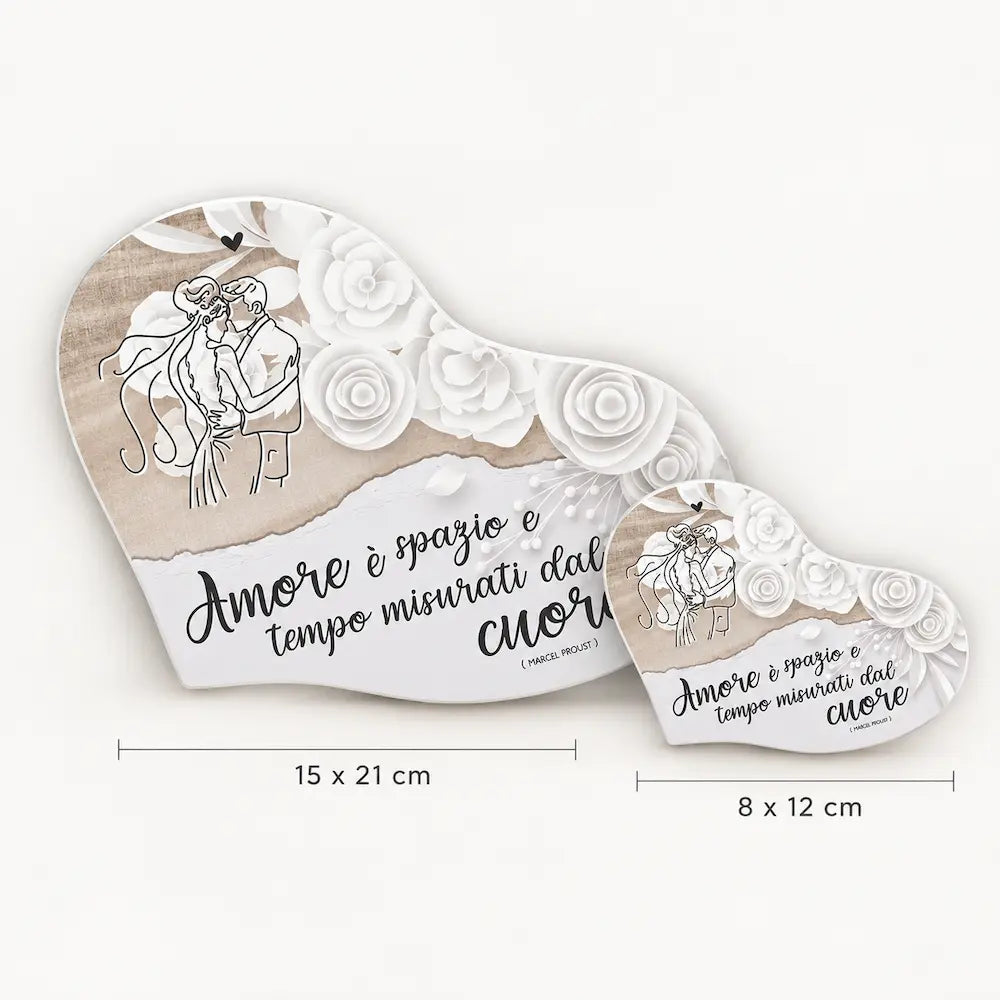 Bomboniera a forma di cuore con coppia di sposi e frase sull’amore, confronto tra le misure 15x21 cm e 8x12 cm.