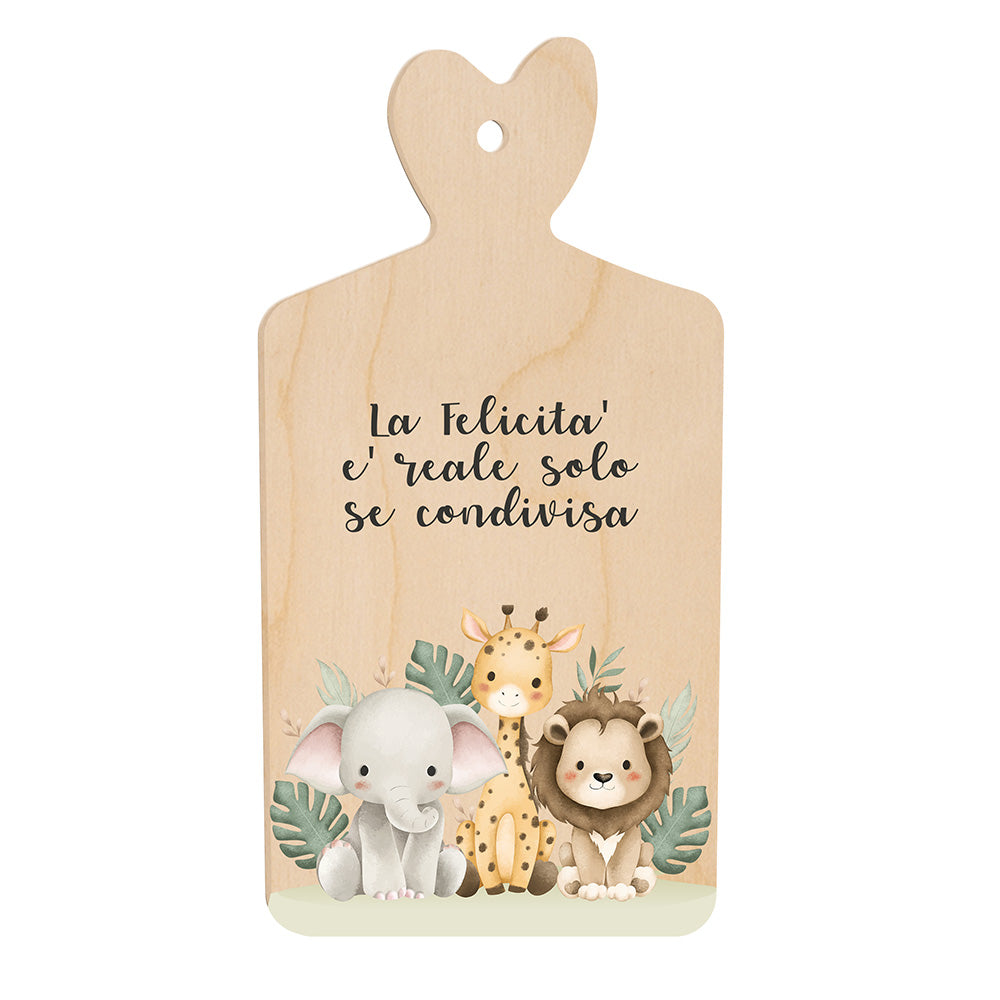 Tagliere in legno a forma di cuore con frase “La felicità è reale solo se condivisa” e illustrazione dolce di elefante, giraffa e leone in stile cartoon.