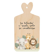 Tagliere in legno a forma di cuore con frase “La felicità è reale solo se condivisa” e illustrazione dolce di elefante, giraffa e leone in stile cartoon.