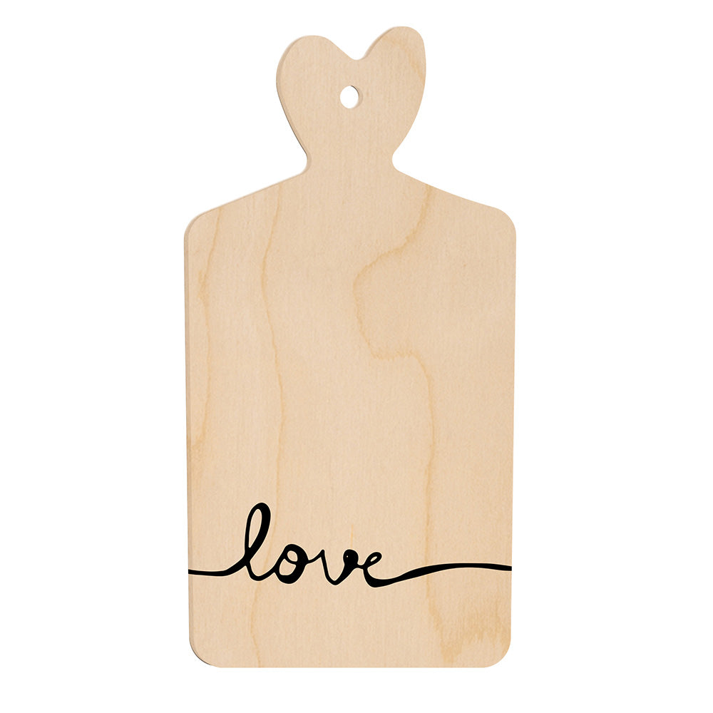 Tagliere in legno a forma di cuore con design minimal e scritta nera “love” in stile script lungo il bordo inferiore.