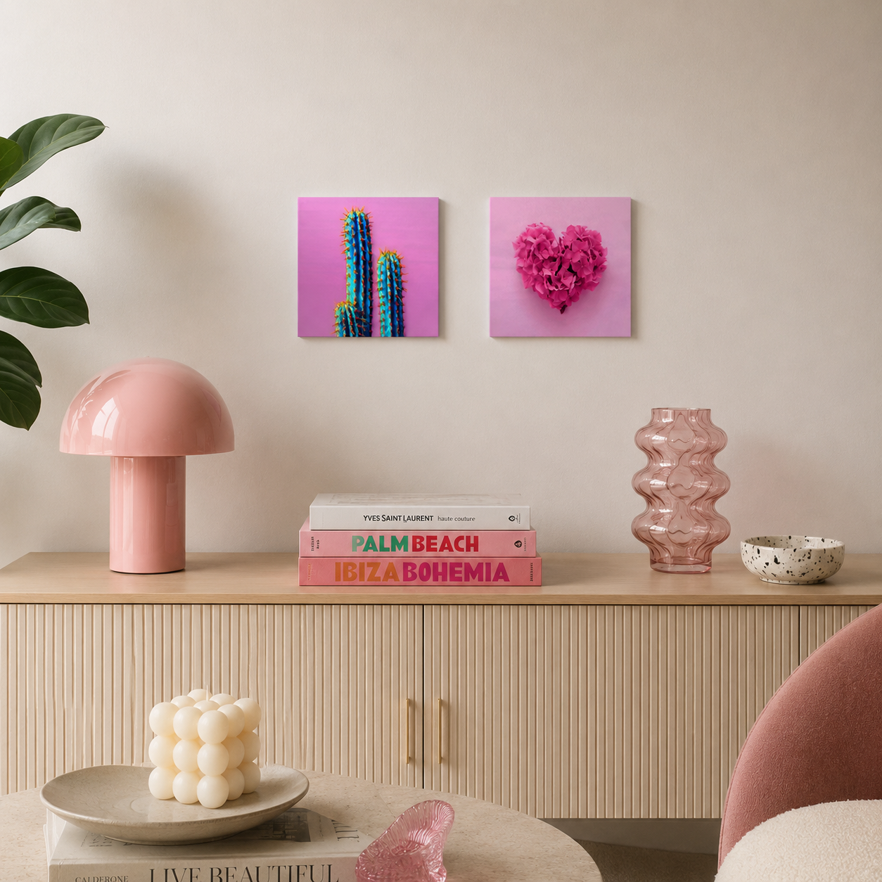 Due quadri in vetro 30x30 cm con cactus azzurri e cuore di fiori rosa, ambientati in un soggiorno moderno dai toni delicati.