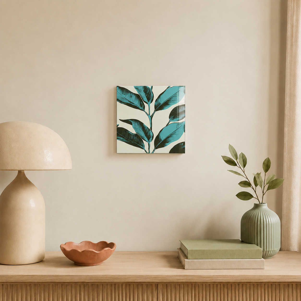 Quadro in vetro 30x30 cm con foglie blu e verdi ambientato in un soggiorno moderno dai toni neutri e caldi.