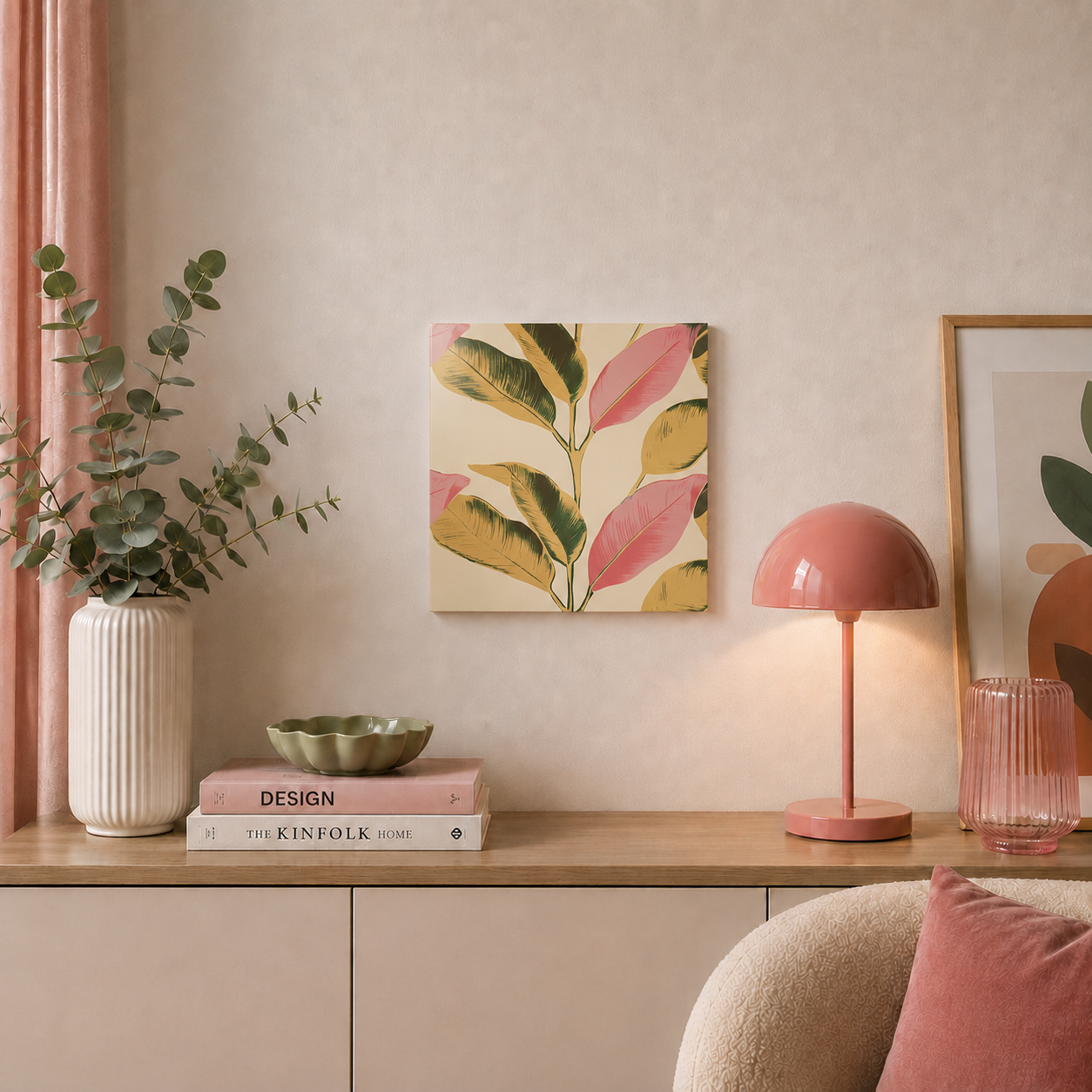 Quadro in vetro 30x30 cm con foglie rosa, gialle e verdi ambientato in un soggiorno moderno dai toni neutri e rosati.