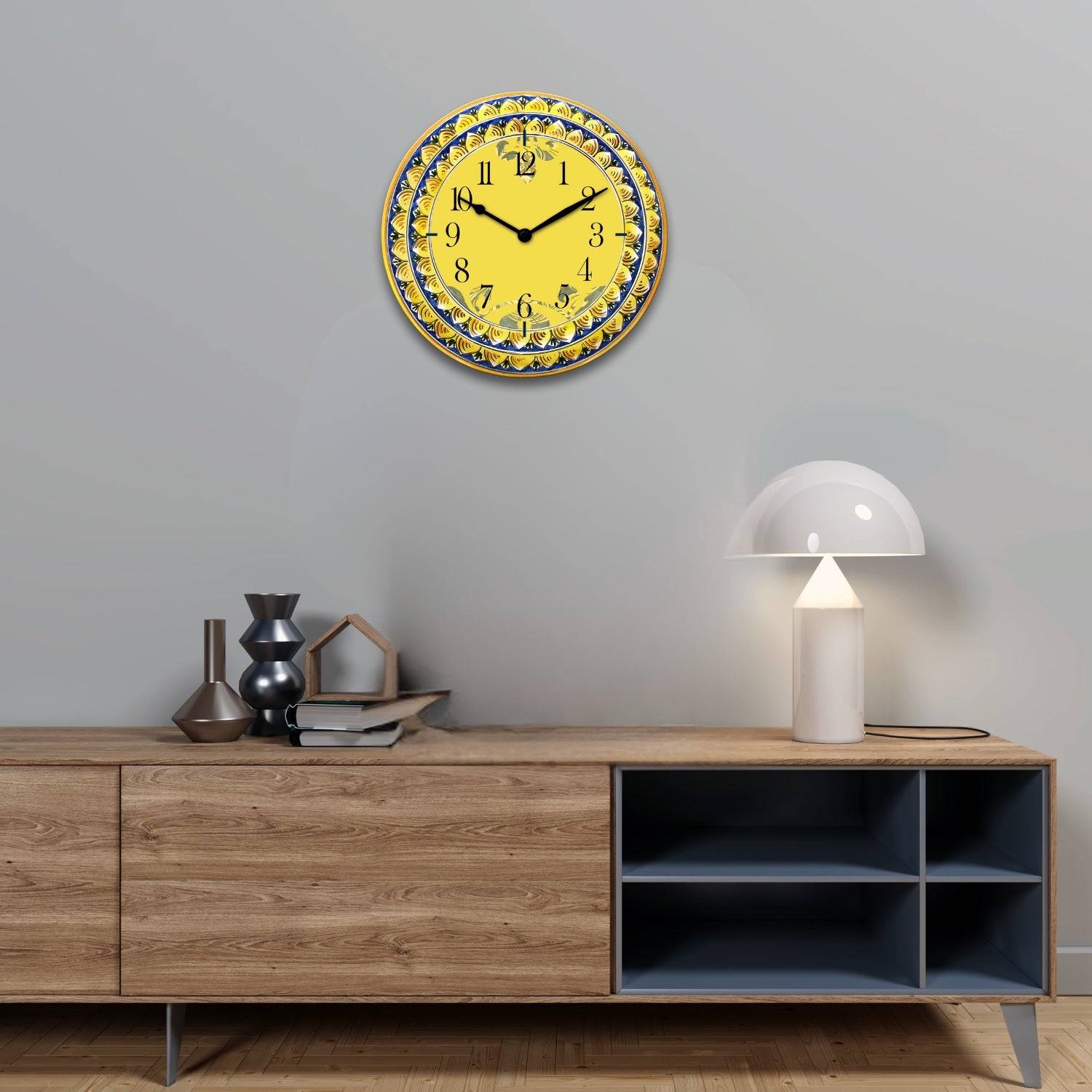 orologio da parete rotondo in stile maiolica siciliana appeso sopra un mobile da salotto