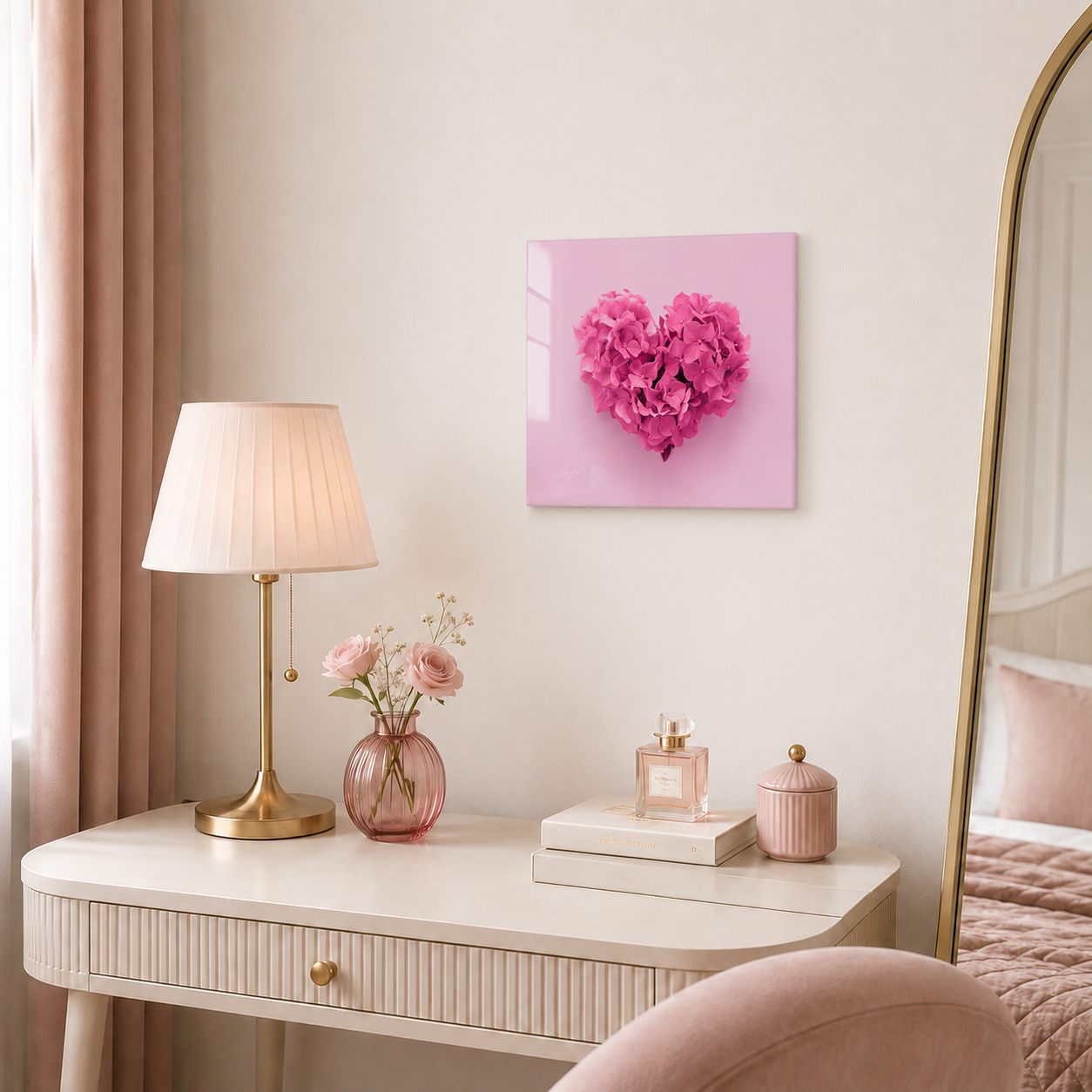 Quadro in vetro 30x30 cm con cuore di fiori rosa, ambientato in una camera elegante dai toni cipria e neutri.