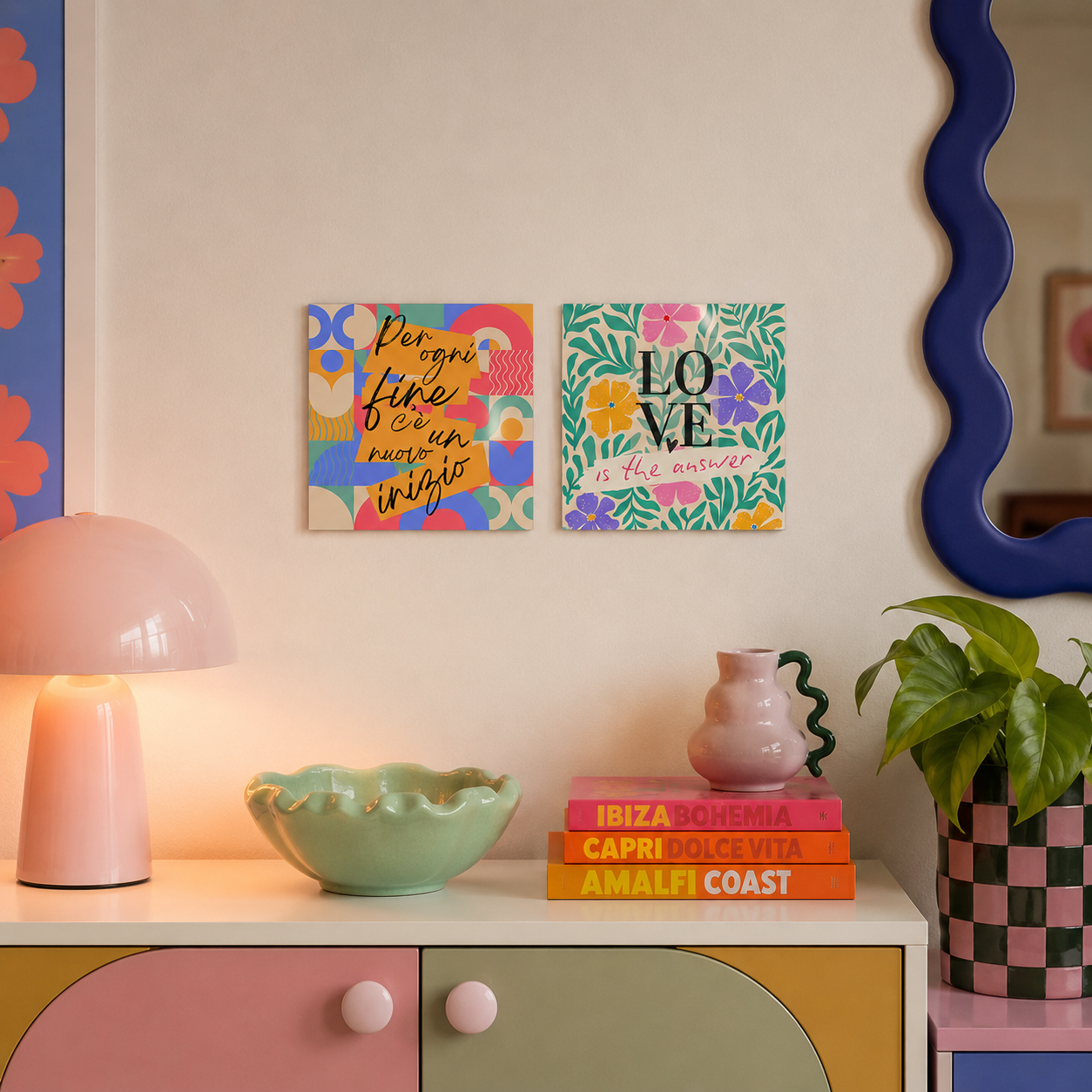 Due quadri in vetro 30x30 cm con scritte motivazionali, ambientati in un soggiorno eclettico dai colori pastello.