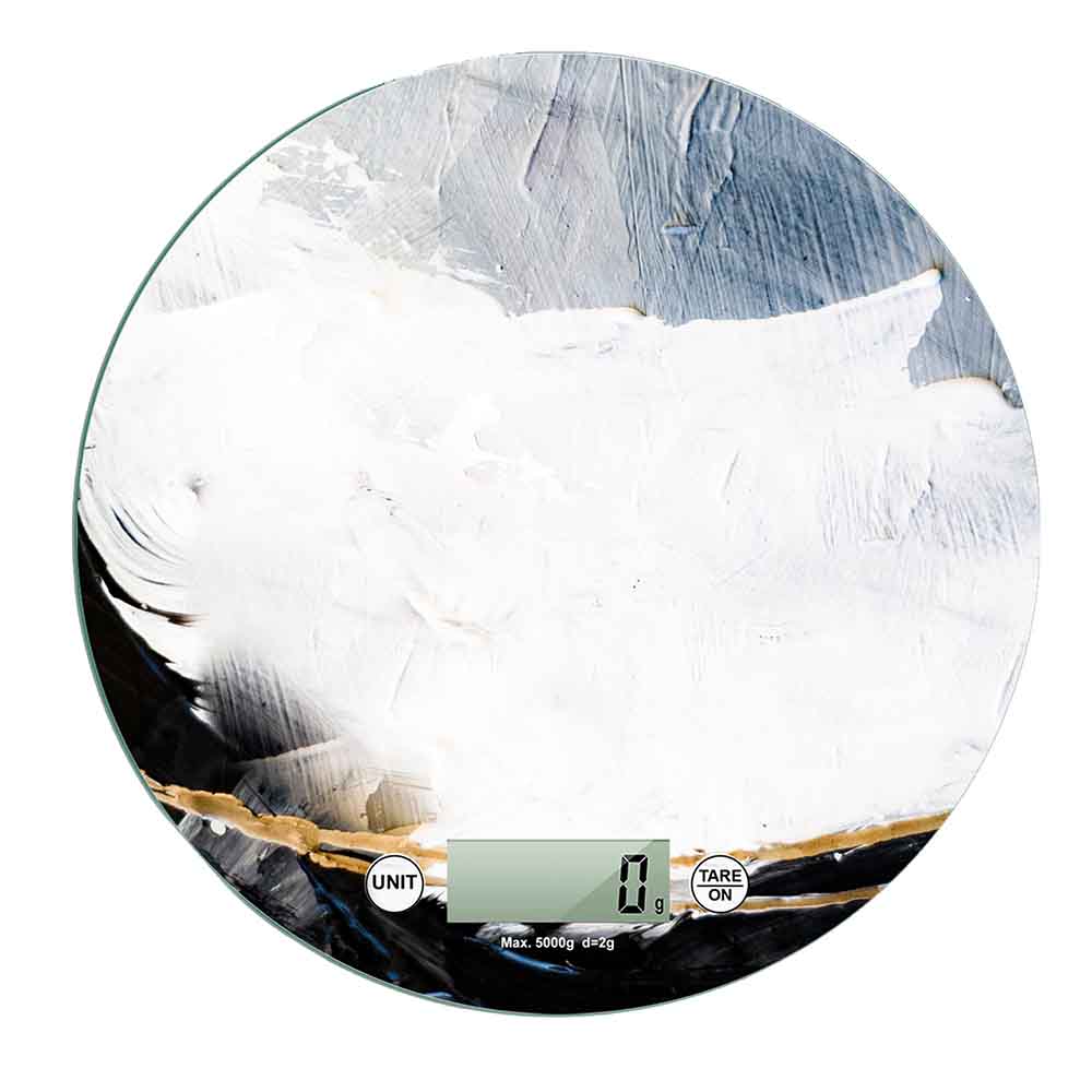 Bilancia digitale decorata con pennellate astratte in bianco, nero e oro su sfondo chiaro, effetto pittorico contemporaneo.