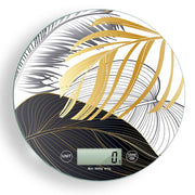 Bilancia digitale decorata con foglie dorate, nere e grigie su sfondo bianco, effetto dinamico e moderno d’ispirazione tropicale.