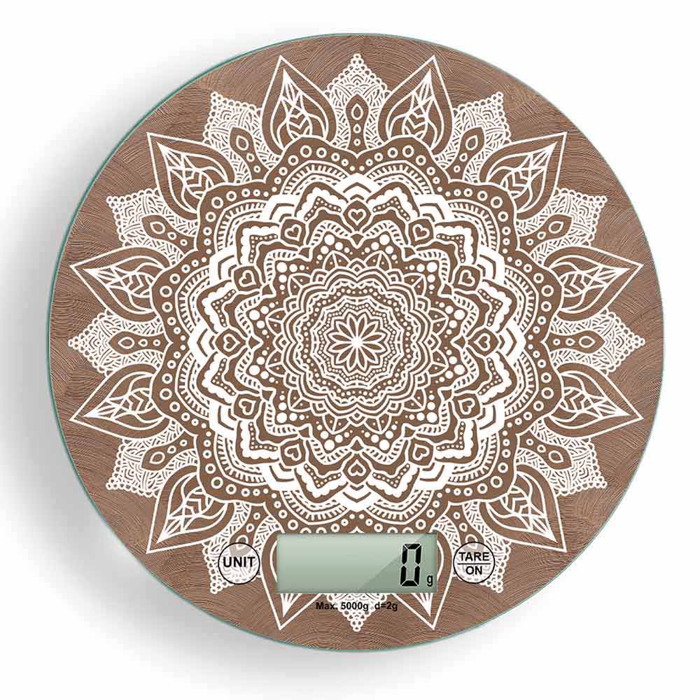 Bilancia digitale con sfondo legno e mandala bianco ricco di dettagli floreali e geometrici, decoro armonico e ricercato.