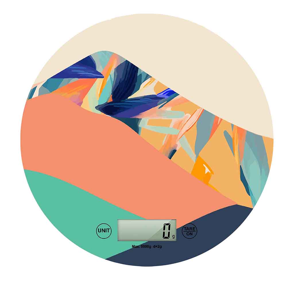 Bilancia digitale da cucina con decoro colorato ispirato a foglie di strelitzia e paesaggi astratti, in toni arancio, turchese e blu.
