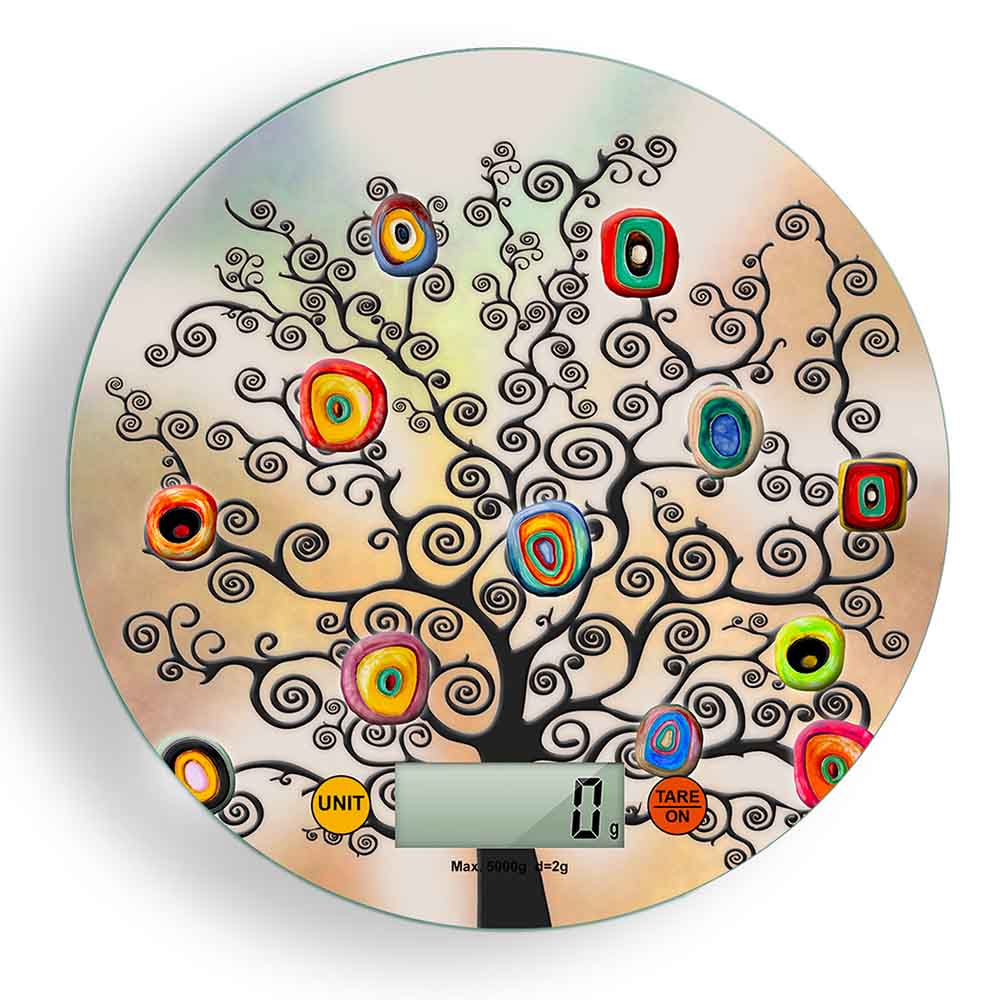 Bilancia digitale con decoro ad albero nero e cerchi concentrici variopinti su sfondo sfumato blu, lilla e rosa dall’effetto pittorico.