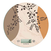 Bilancia da cucina digitale con design botanico minimal, rami e foglie marroni su sfondo effetto marmo in toni caldi e neutri.