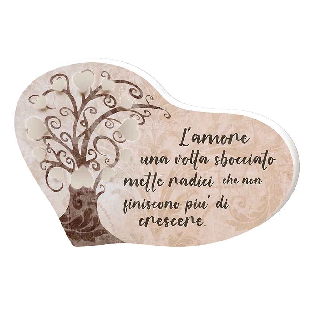 Bomboniera a cuore con albero della vita e scritta romantica ‘L’amore una volta sbocciato mette radici’, su sfondo beige con ornamenti floreali.