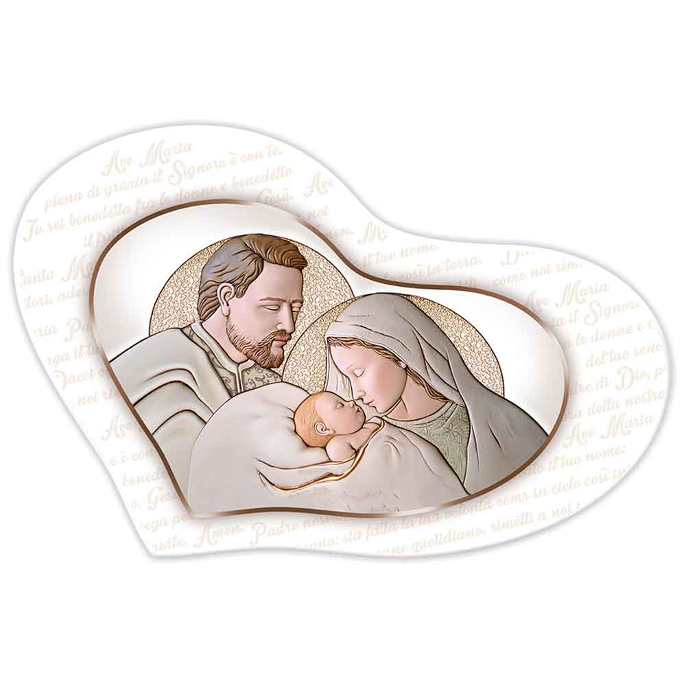 Bomboniera a forma di cuore con Sacra Famiglia in tenui toni caldi, aureole dorate e sfondo con preghiera dell’Ave Maria in elegante corsivo beige.