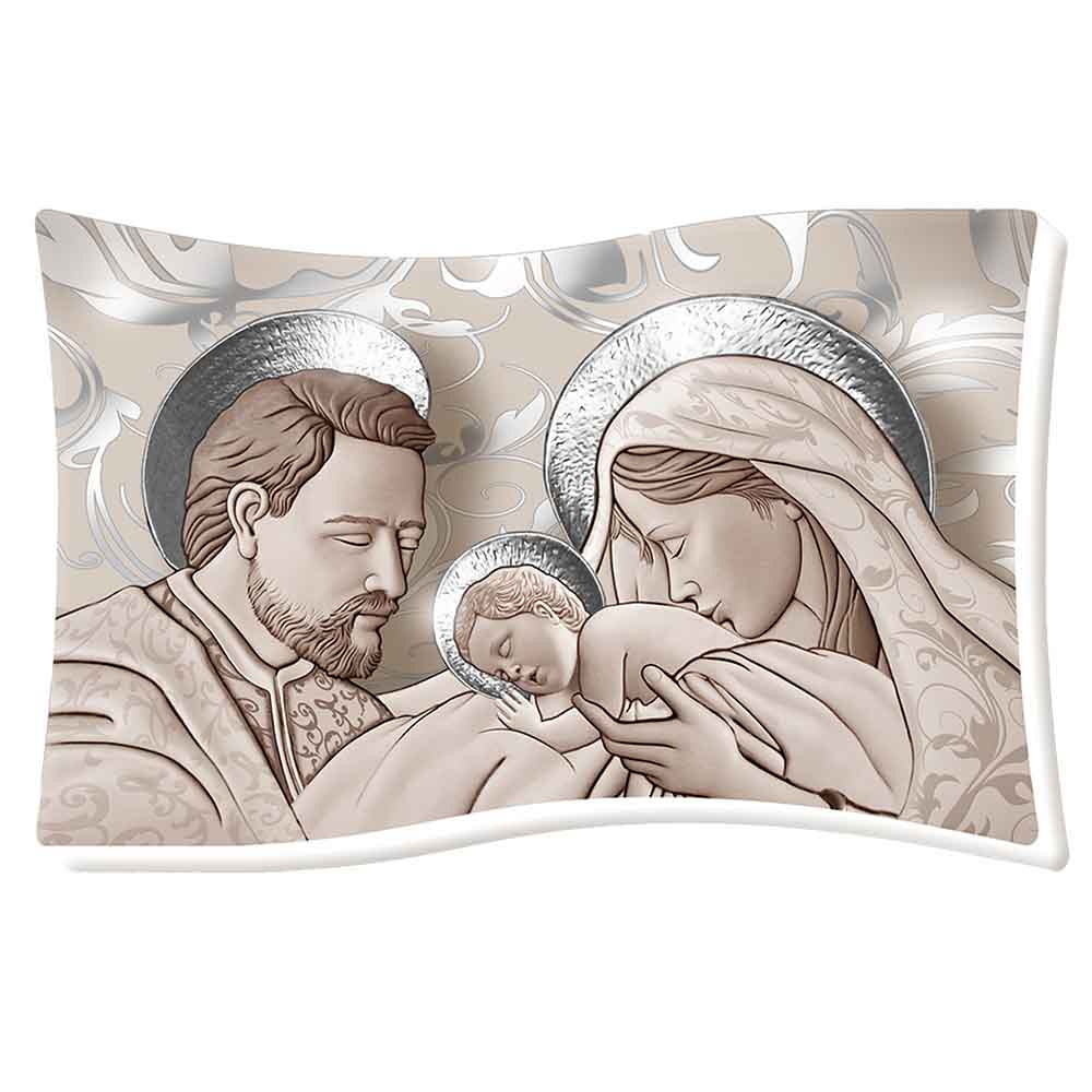 Bomboniera in ceramica effetto quadro con Sacra Famiglia dai volti dolci, abiti decorati e aureole in argento lucido, su sfondo floreale beige.