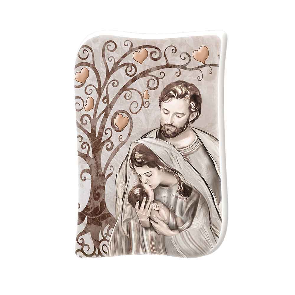 Bomboniera verticale con Sacra Famiglia e grande albero della vita decorato da cuori metallici, su sfondo beige dai motivi floreali ricurvi.
