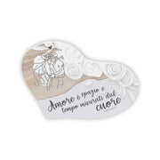 Bomboniera cuore matrimonio con sposi line art su sfondo lino beige, rose bianche e frase Marcel Proust "Amore è spazio e tempo misurati dal cuore"