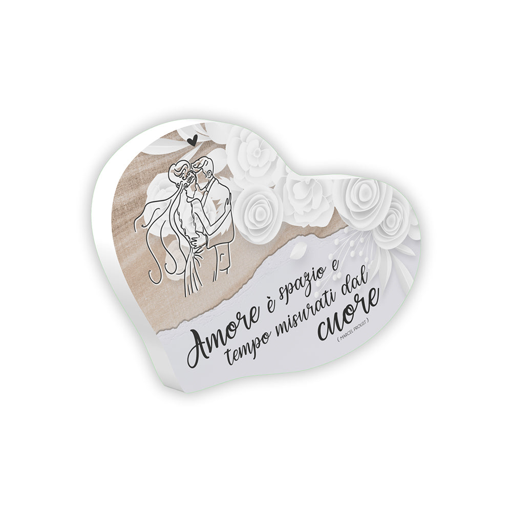 Bomboniera cuore vista laterale con sposi abbracciati disegno lineare, rose bianche, sfondo bicolore lino e bianco, citazione Marcel Proust