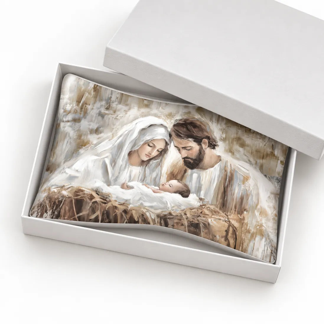Bomboniera con Sacra Famiglia in stile pittorico inserita in scatola regalo bianca rettangolare, nei toni beige, bianco e tortora.
