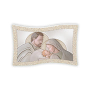 Bomboniera rettangolare con Sacra Famiglia stilizzata in forme concentriche e colori oro, blu e argento su fondo curvo in tonalità fredde.