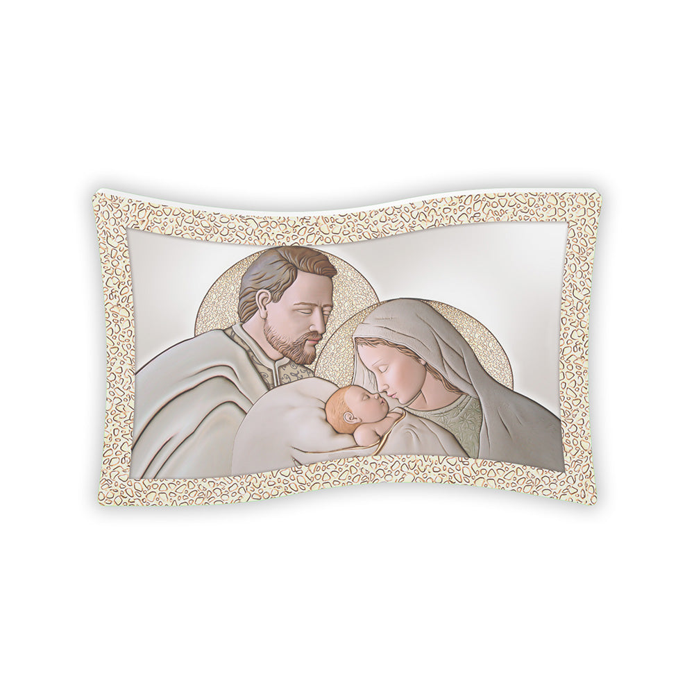 Bomboniera rettangolare con Sacra Famiglia stilizzata in forme concentriche e colori oro, blu e argento su fondo curvo in tonalità fredde.