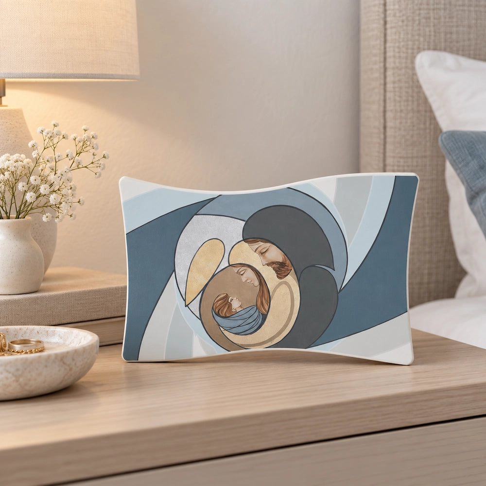 Bomboniera Sacra Famiglia moderna nei toni blu e beige, ambientata su comodino in camera da letto dai colori neutri.