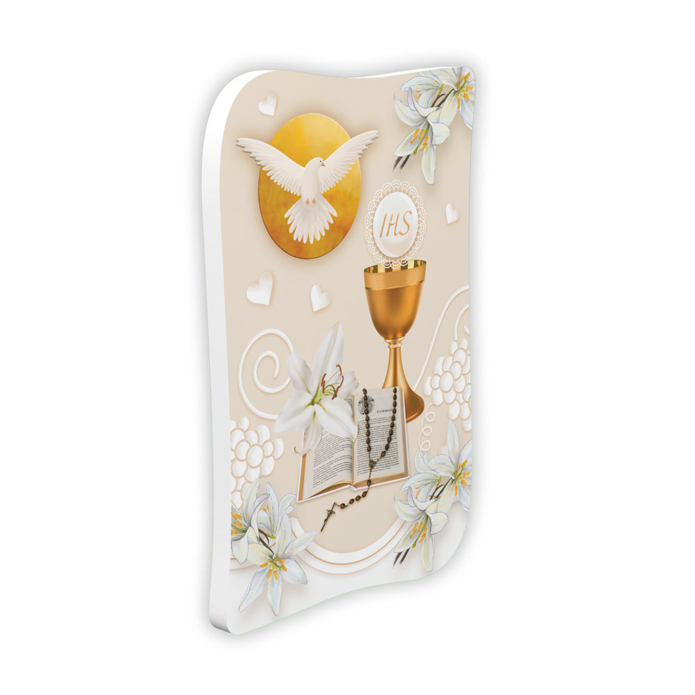 Bomboniera Prima Comunione con calice dorato, colomba dello Spirito Santo, ostia IHS, rosario e libro sacro su sfondo avorio con gigli bianchi