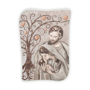 Bomboniera verticale con Sacra Famiglia e grande albero della vita decorato da cuori metallici, su sfondo beige dai motivi floreali ricurvi.
