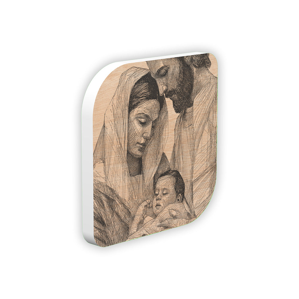 Bomboniera quadrata vista laterale della Sacra Famiglia a tratteggio su sfondo legno naturale chiaro, stile grafico realistico monocromo