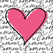 Sottopentola in ceramica quadrata con cuore rosa al centro e sfondo con scritte “l’amour”, design armonioso che esprime amore e calore con eleganza.