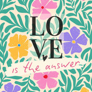 Sottopentola in ceramica quadrata con la frase 'Love is the answer' dal design elegante, accompagnata da elementi decorativi romantici.