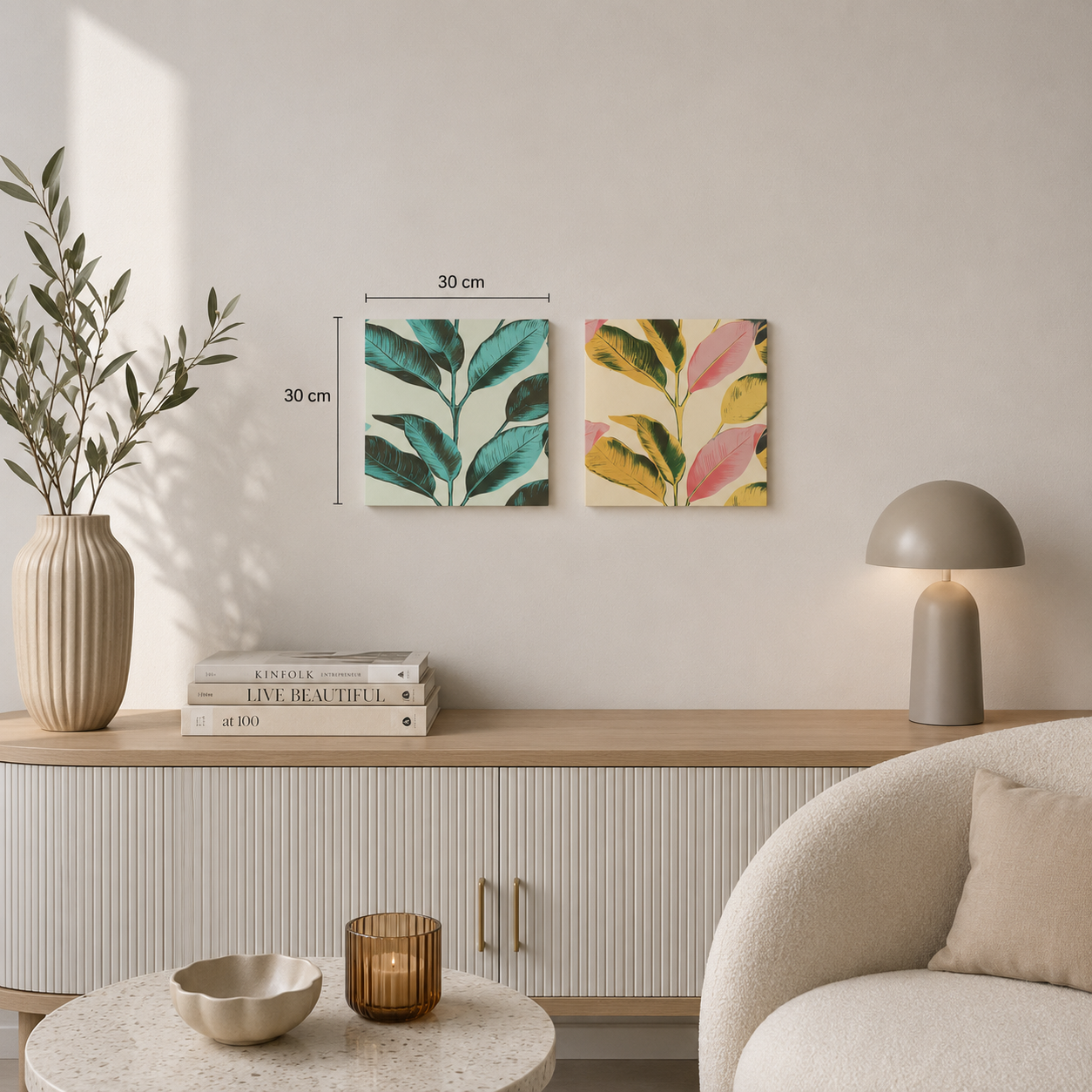 Due quadri in vetro 30x30 cm con foglie turchesi, rosa e gialle ambientati in un soggiorno moderno dai toni neutri.
