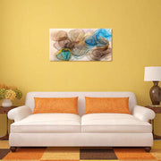 Quadro in plexiglass o vetro con motivi artistici e colori armoniosi. Sopra il divano, arricchisce lo spazio con eleganza e stile.