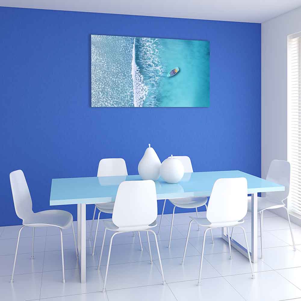 Quadro in plexiglass o vetro con una barca su un mare calmo, perfetto per decorare una cucina con un tema marittimo.