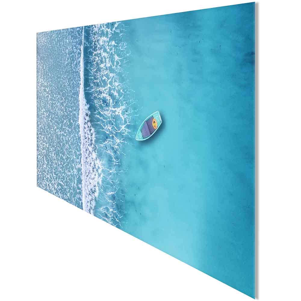 Quadro in plexiglass o vetro con motivi artistici e colori armoniosi. Vista laterale che mette in evidenza profondità e dettagli.