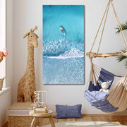 Quadro in plexiglass o vetro con una barca in mare su sfondo azzurro, creando un senso di libertà e avventura.