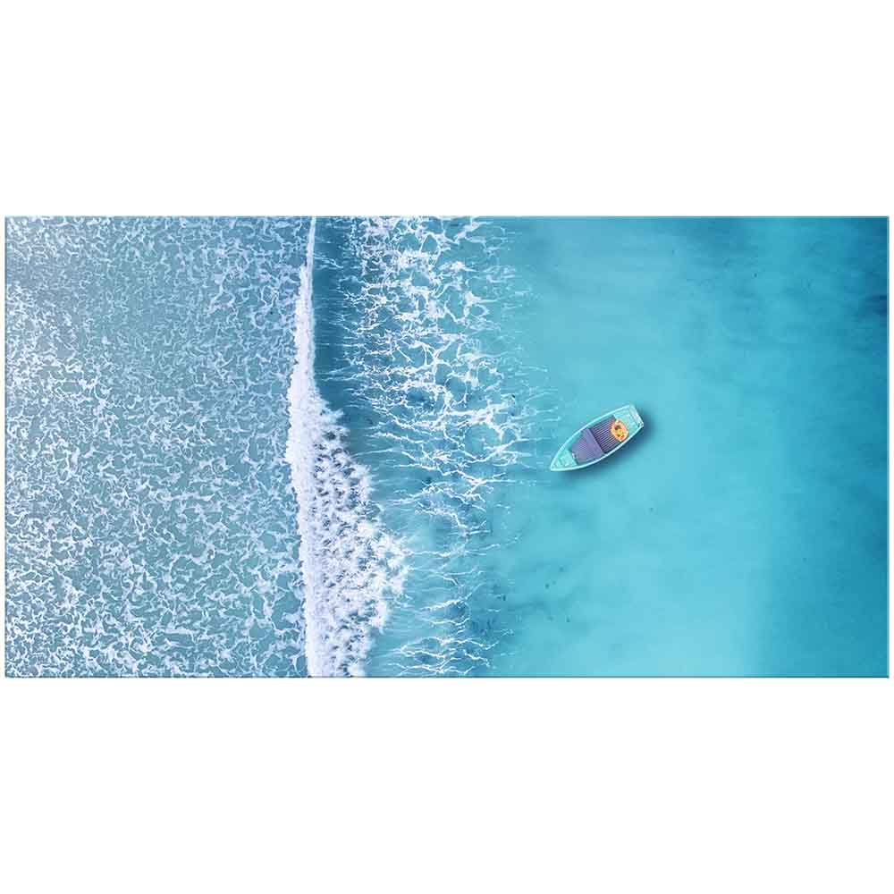 Quadro in plexiglass o vetro con una barca che solca le onde, evocando un senso di libertà e viaggio.