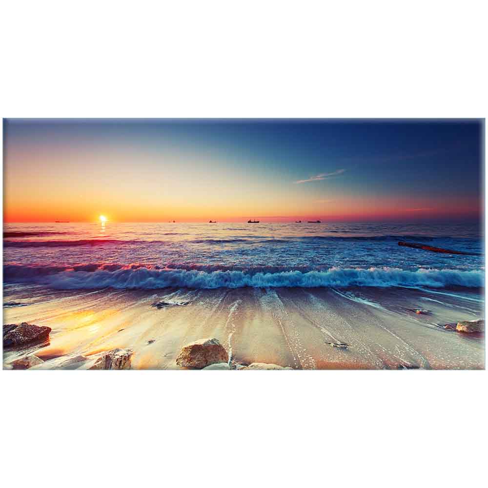 Quadro in plexiglass o vetro con tramonto sul mare calmo, onde leggere che accarezzano la sabbia e riflessi dorati sul bagnasciuga.