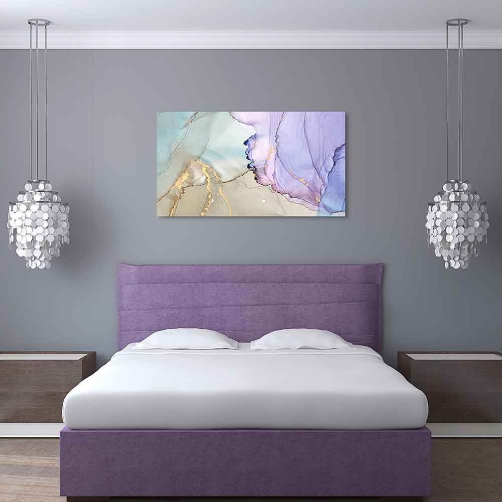 Quadro in plexiglass o vetro con onde fluide rosa, posizionato in camera da letto per un effetto delicato e raffinato.