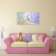 Quadro in plexiglass o vetro con onde fluide rosa e bianche, per un tocco raffinato. Posizionato sopra un divano, aggiunge un tocco sofisticato.