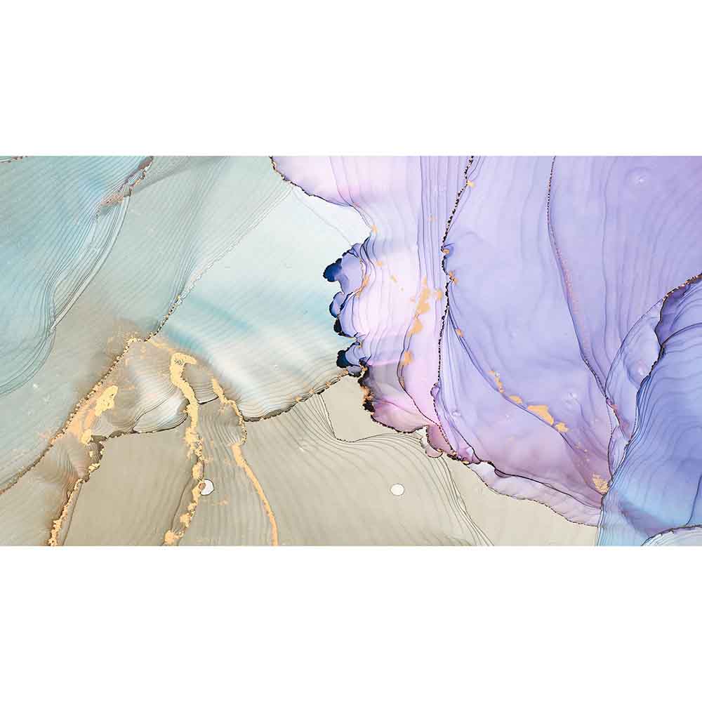 Opera astratta con strati fluidi di verde pallido, lavanda e oro, con linee strutturate e sfumature morbide dall’aspetto organico.