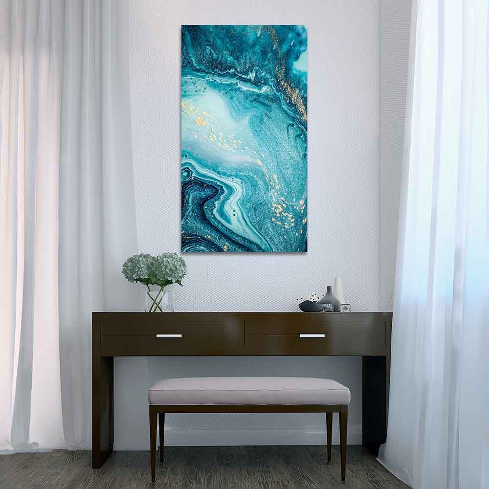 Quadro astratto in plexiglass o vetro con onde fluide dai colori sfumati. Collocato in verticale in un soggiorno, arricchisce l'ambiente con eleganza.